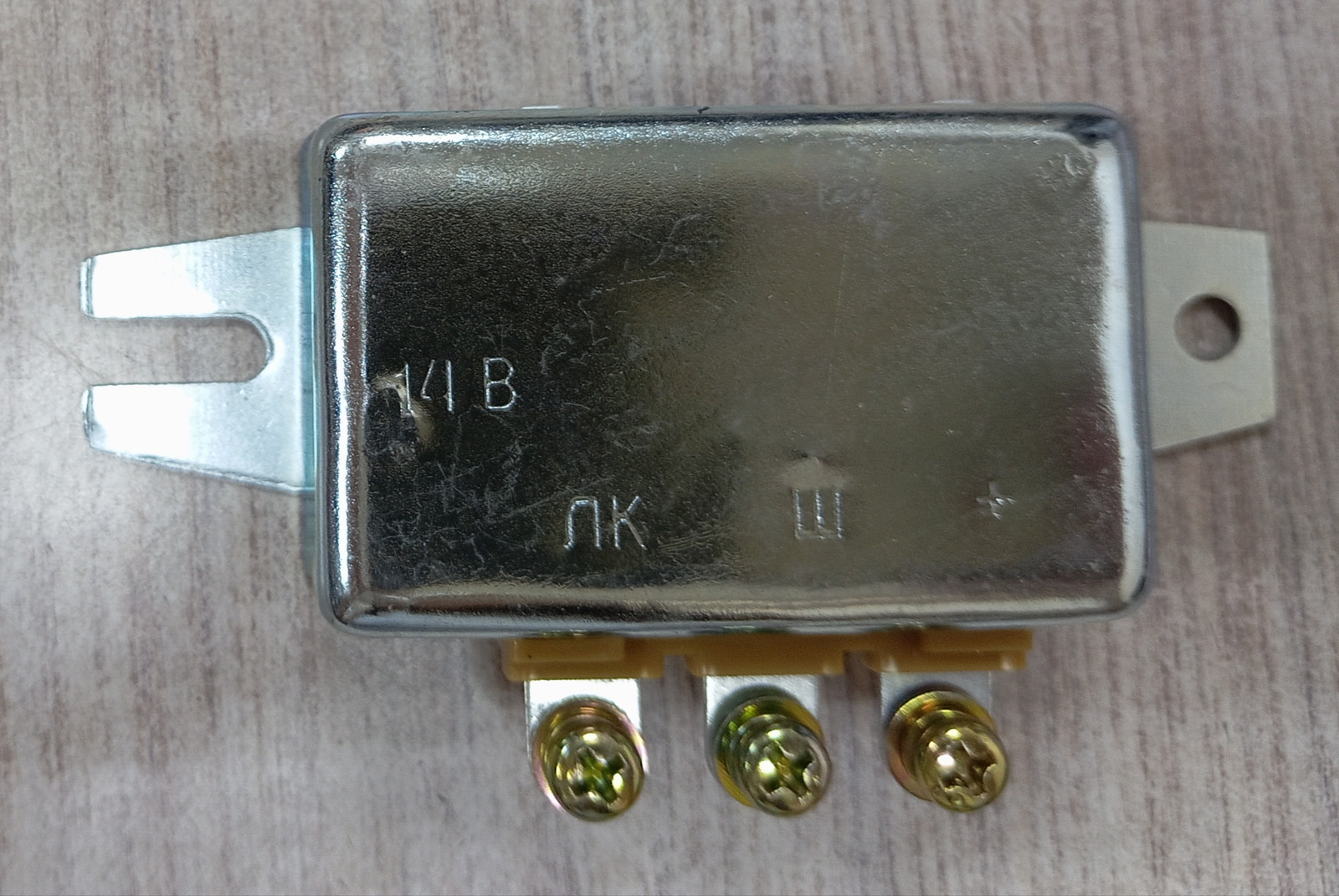 Основное Фото товара Реле регулятор 3702, железный корпус Китай